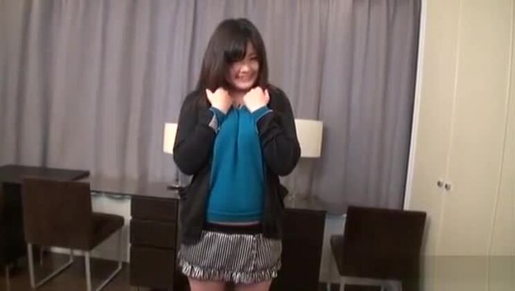 JAV Bodycheck-Striptease mit kurviger Amateurin (Untertitel)