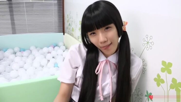 Japanisches Teenager-Mädchen leckt Wurst