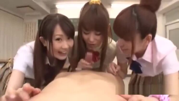 3 Schulmädchen wichsen und lutschen den Schwanz eines Jungen, der in ihren Mund ejakuliert und dabei abspritzt.