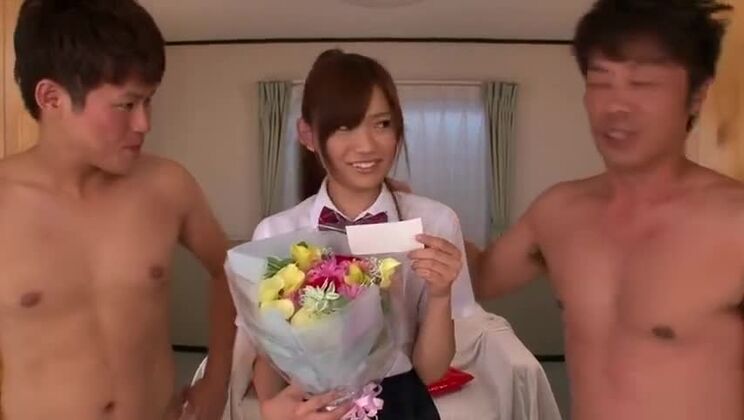 Hübsche, flachbrüstige asiatische Teenagerin lutscht hart an einem Schwanz.