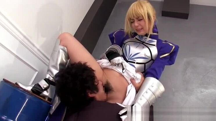 Asiatische Schönheit im Cosplay lässt sich ihre heiße Muschi vollspritzen