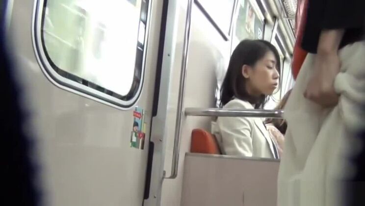 Asiatin uriniert in Hocktoilette