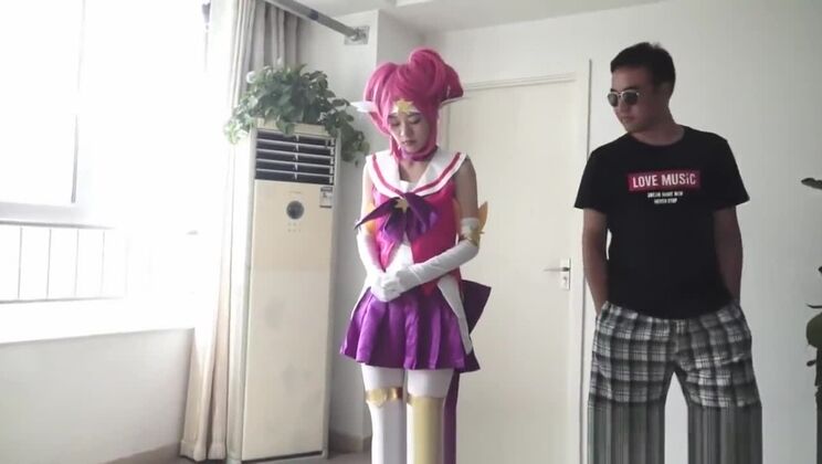 Mädchen von einem anderen Planeten: gefesselt und als Spielzeug benutzt.