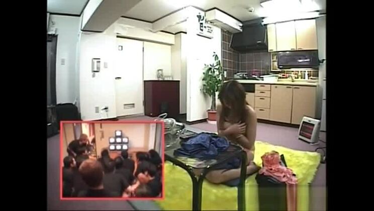 Japanischer Teenager wird mit Gesichtsspritzern bespritzt