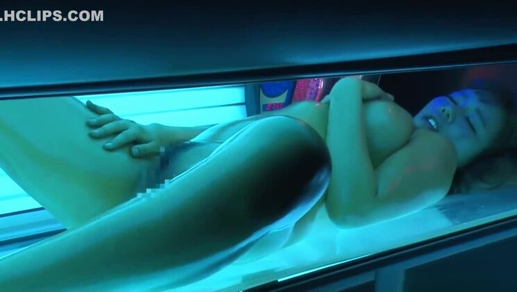 Eine vollbusige Amateurin hat Sex in einer Hardcore-Pornoshow.