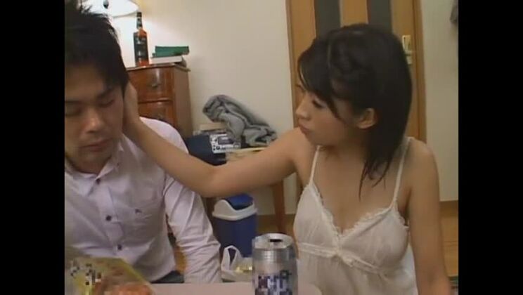 Die exotische japanische Schlampe Sasa Handa in „Geile Ehefrau, Handjobs JAV-Video“.