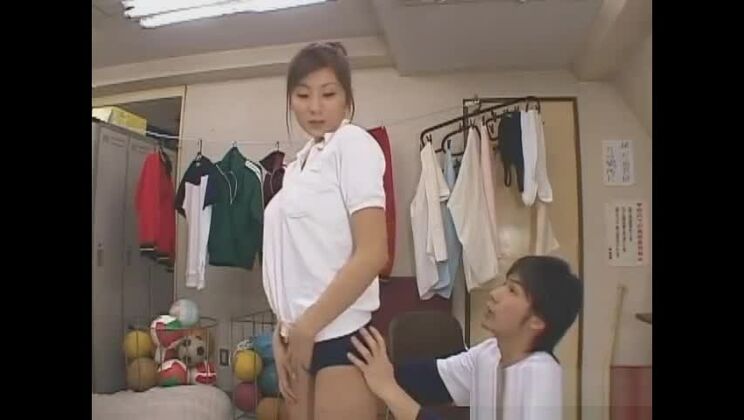 Lass uns in der Schule mit Yuma Sex haben