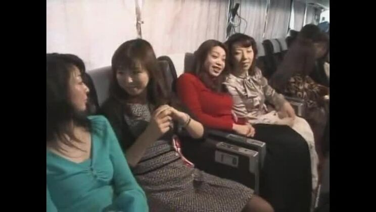 Unglaubliches japanisches Model Miki Kanzaki, Riri Kouda, Chisato Shouda im JAV-Clip „Heißestes Paar“.