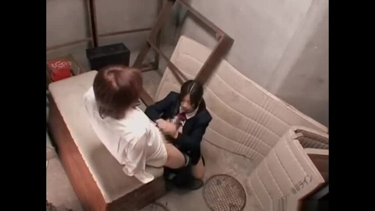 Japanisches Schulmädchen bietet Blowjob-Service und Sperma im Mund