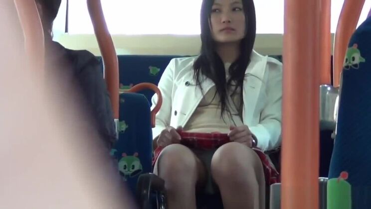 Japanische mollige Frau neckt die Kamera