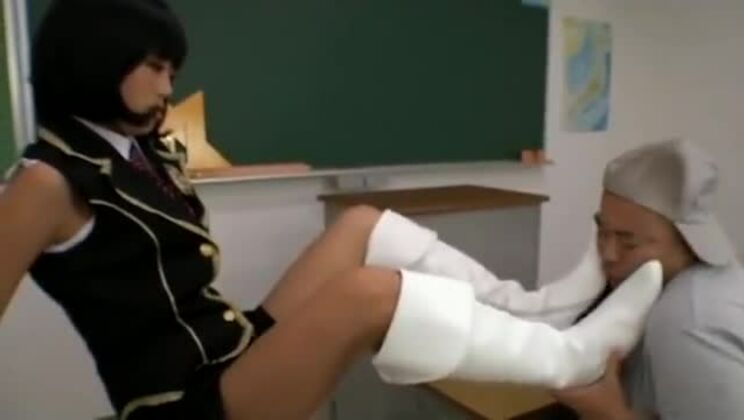 Japanische Femdom-Stiefel-Fetisch-Idol-Dominanz