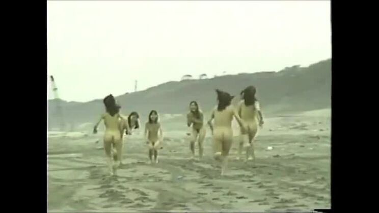 Japanische nackte Mädchen rennen am Strand