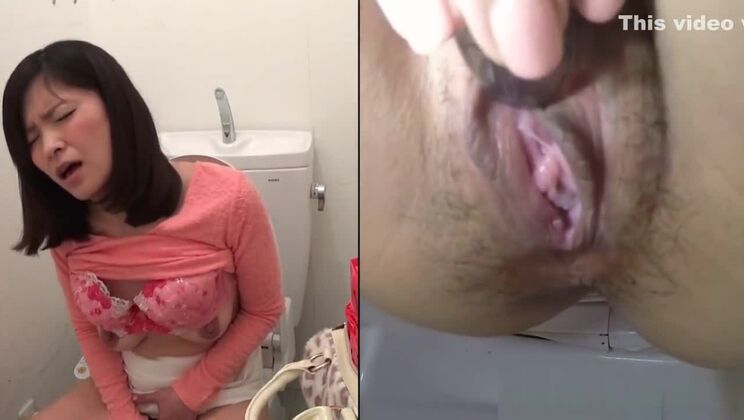 Japanische Hure reibt ihre Muschi