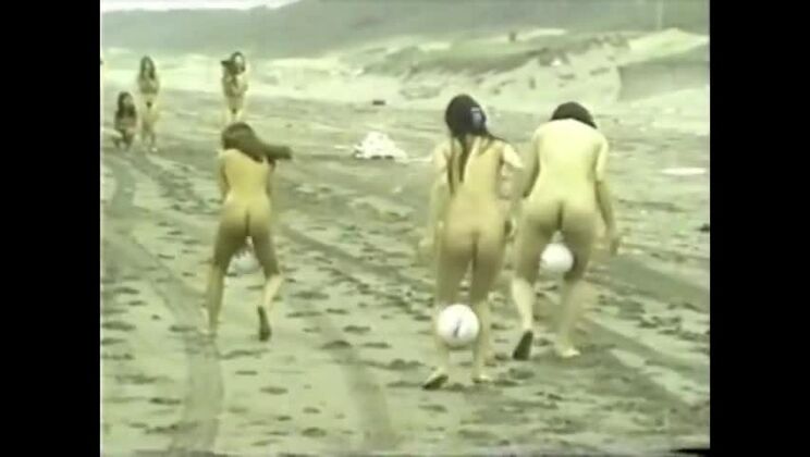 Japanische nackte Mädchen spielen Ball am Strand
