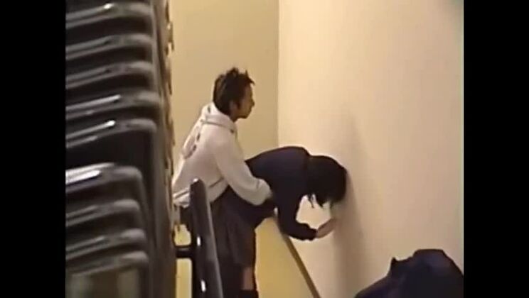 Paare flirten im Inneren eines Gebäudes