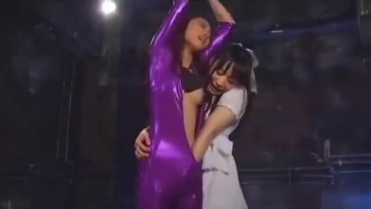 Lesbe gefesselt und mit verbundenen Augen