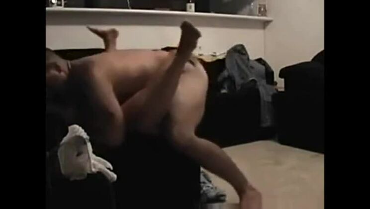 Babysitter-Ehemann und Freund haben Sex mit der frisch verheirateten Frau