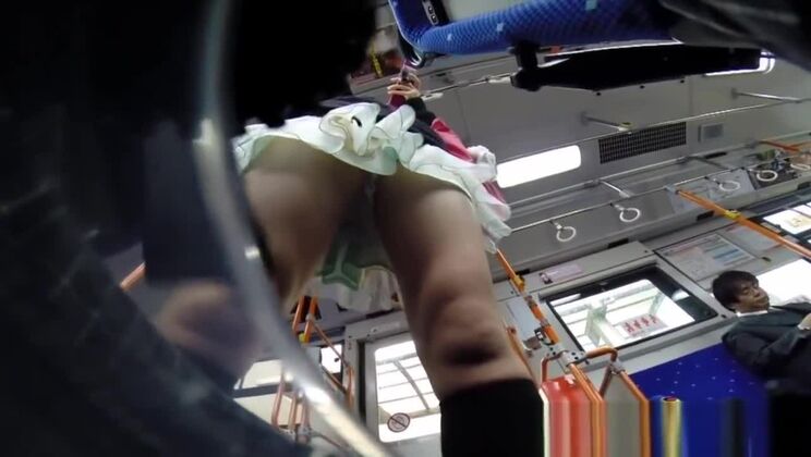 Spionagekamera: Asiatin beim Fingern im Bus