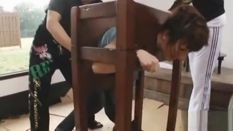 Fesselungsstrafe für heiße Bräute