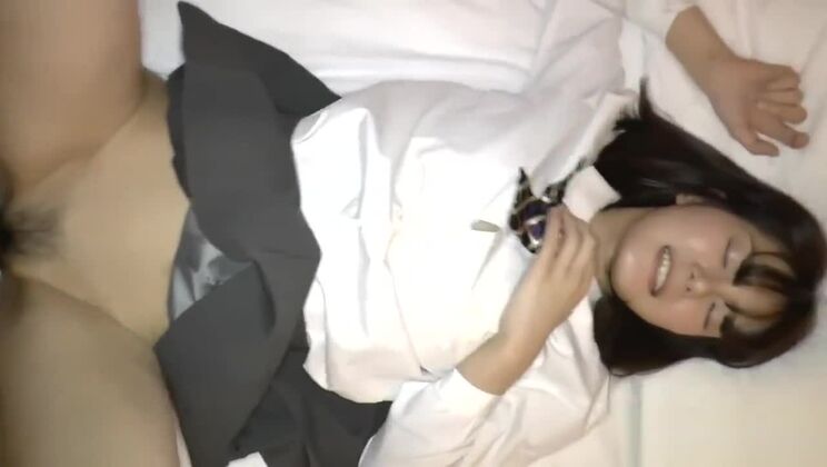 WIR HABEN UNSERE EIGENE UNIFORM VON EINER 18-JÄHRIGEN FRAU TRAGEN