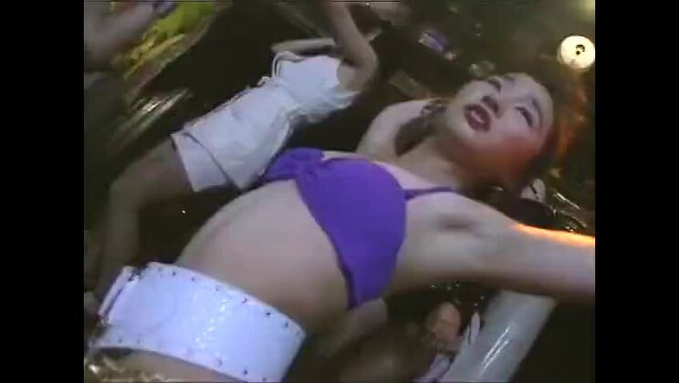 Verrücktes japanisches Mädchen versucht, Cosplay zu beobachten, Fetisch-JAV-Clip ungeschnitten