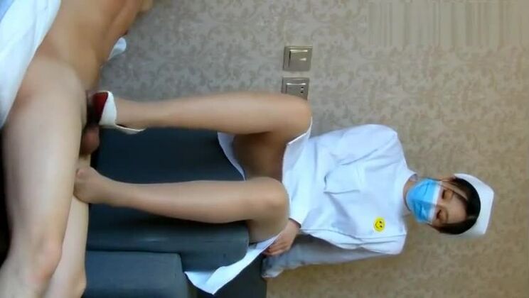 CHINESE FOOTJOB护士学姐高跟鞋肉丝踩足交 超级爽