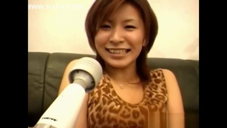 Asiatische Verführerin lässt sich ihre geile Muschi vibrieren