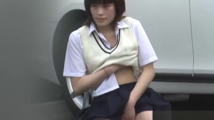 Japanische Teenagerin in Badewannen