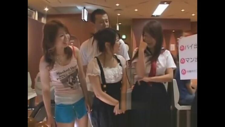 Sexy japanische Mädchen ziehen sich aus