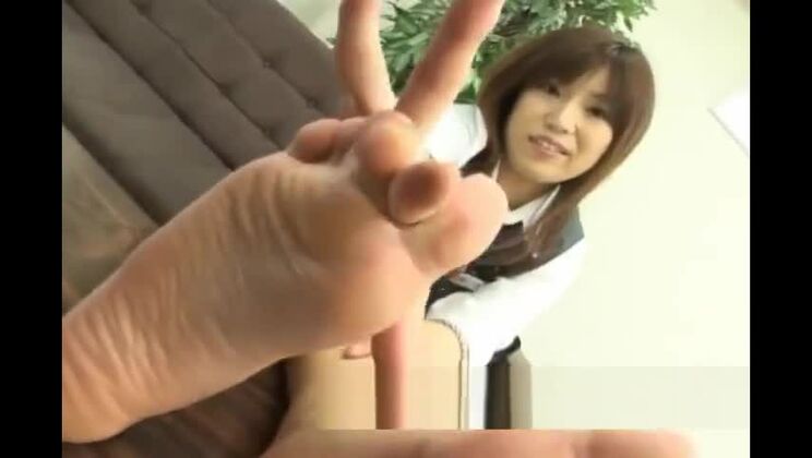 Fußfetisch – Bankangestellte mit großen Füßen