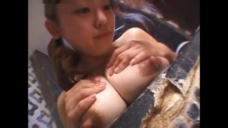 1. Die großen, milchgefüllten Brüste eines Mädchens 2. Ihre riesigen, milchigen Brüste waschen