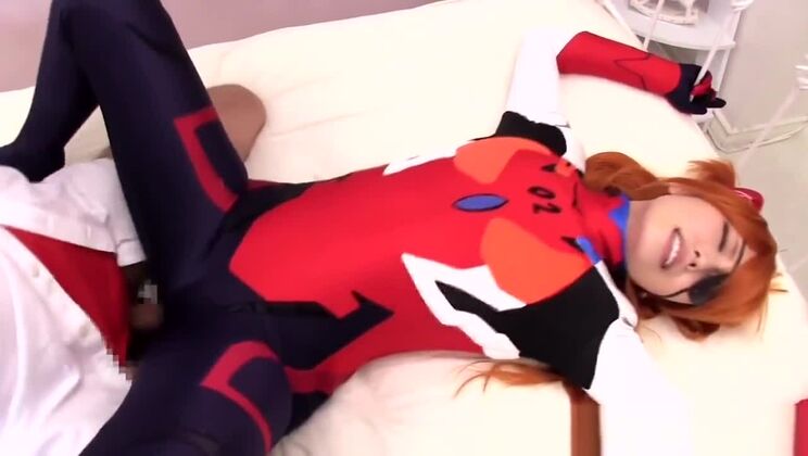 Japanische Cosplayerin mit rothaariger Haarfarbe lutscht vor dem Sex.