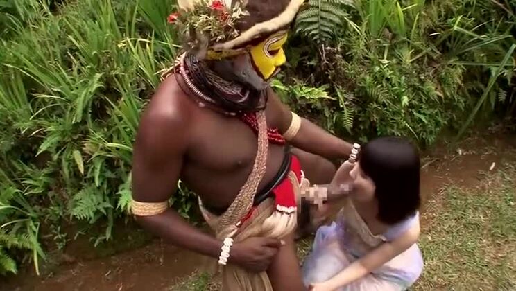 Die unglaubliche orientalische Teenager-Hure Kanon Tachibana bringt einen Kerl außerhalb des Hauses zum Orgasmus.