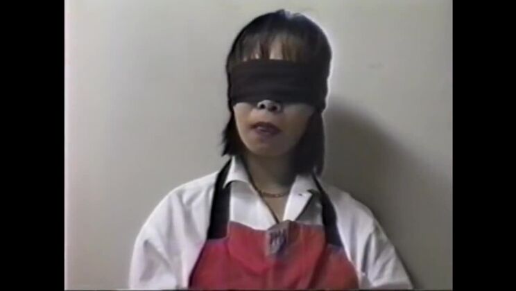 Ich glaube, dass eine verheiratete Frau ein Ei ableckt.