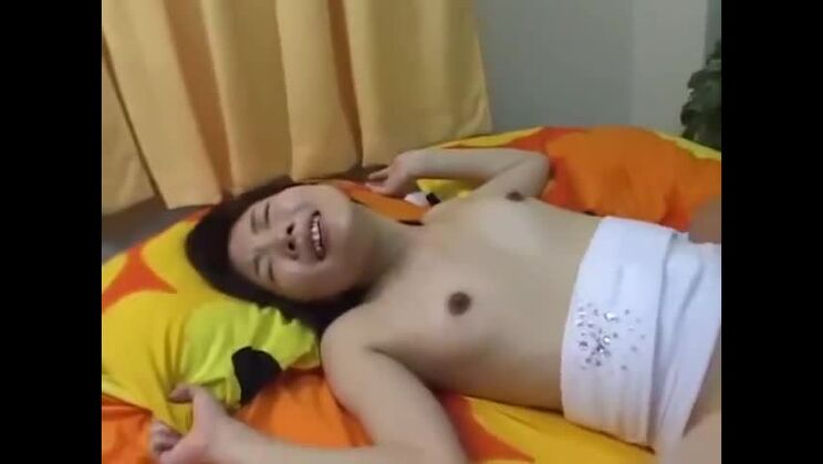 Enge Asiatin wird im Schritt verprügelt