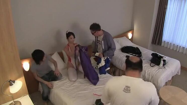 Die süße Japanerin Ayumi Shinoda bekam einen gewaltigen Mund-Cumshot.