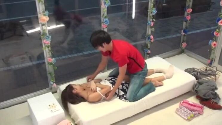 Fantastische japanische Hure in einem geilen JAV-Film (ungeschnitten)