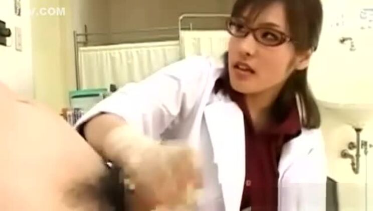Asiatische Krankenschwester masturbiert Patienten