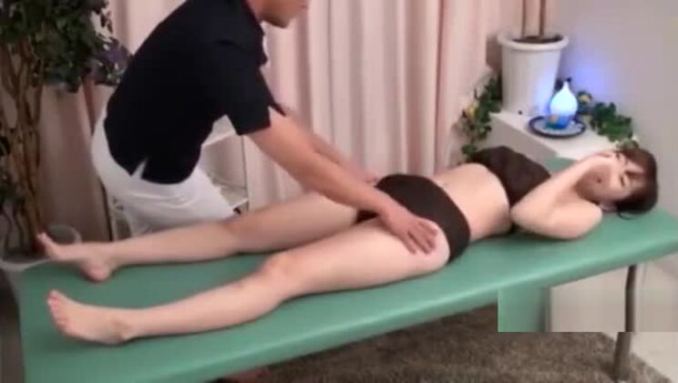 Asiatische Japanerin mit üppiger Schambehaarung lässt sich die Haare wachsen.