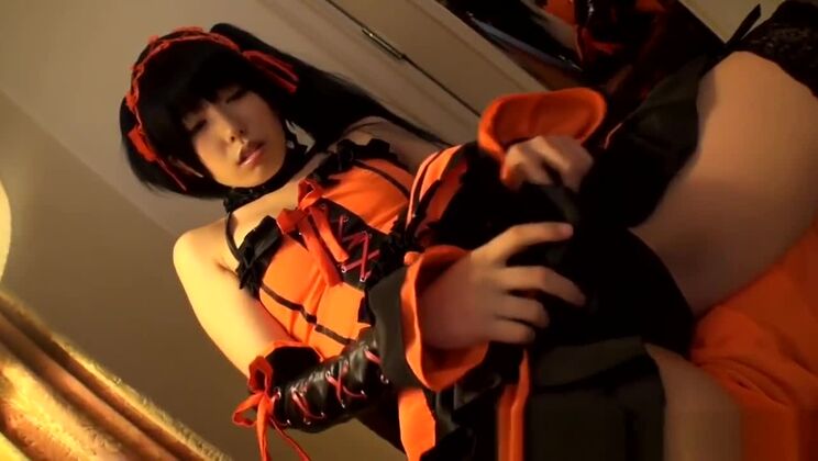 Orientalische Cosplay-Schönheit reibt sich ein Spielzeug an ihre Muschi