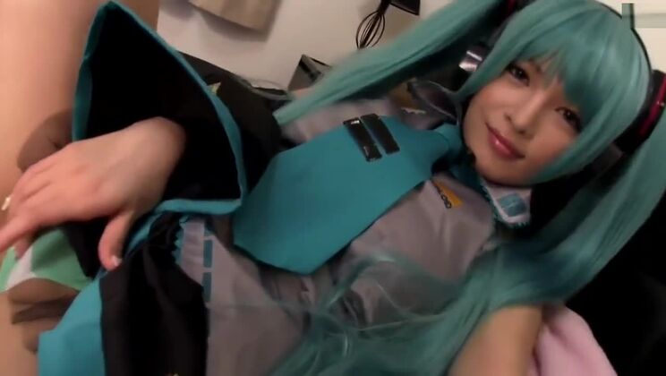 Niedliche japanische Hatsune Miku Cosplayerin 39