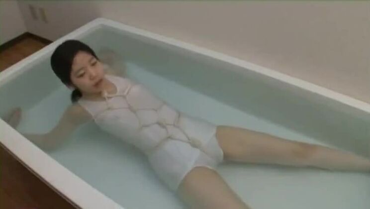 Japanisches Mädchen hält den Atem an