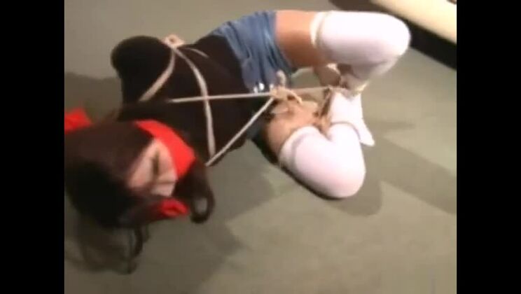 Verlorene Japaner werden gefesselt