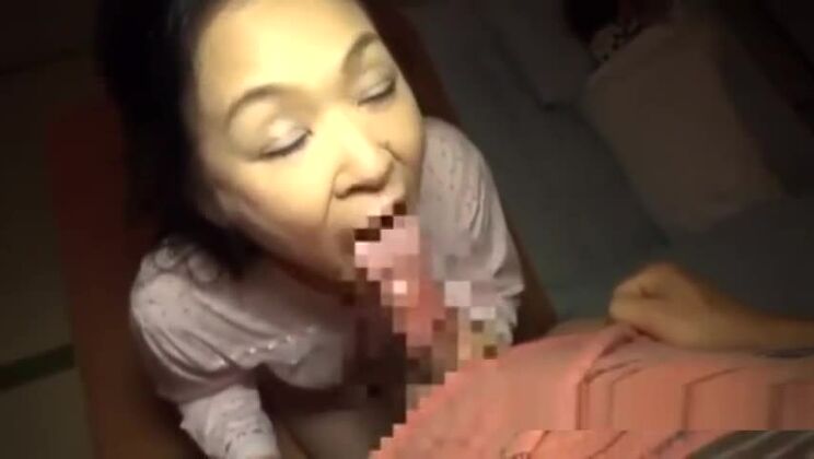 Reife Frau bläst jungen Mann, während ihr Mann neben ihr schläft.