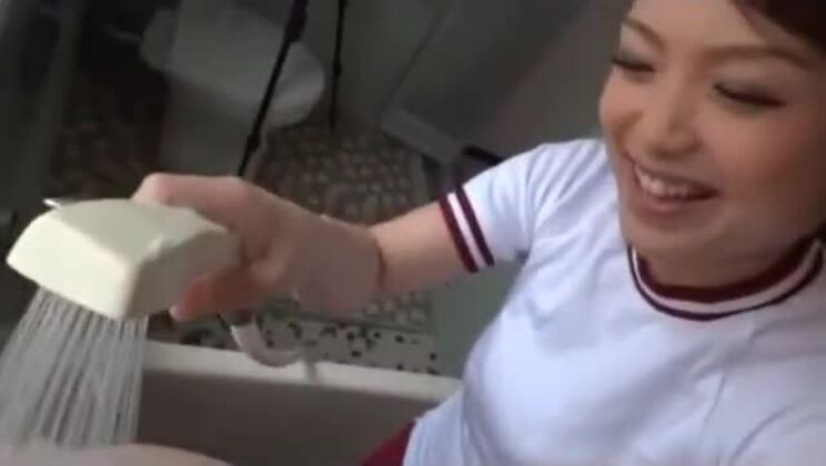 Schulmädchen mit großem Busen im Trainingskleid wird von einem Mann von hinten gefickt, während sie in der Badewanne steht.