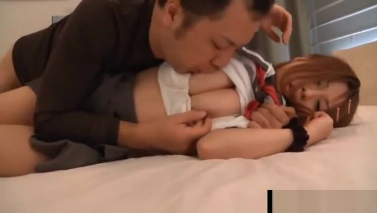 Asiatische Studentin lässt sich den Hintern lecken