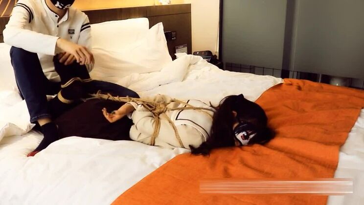 Mädchen mit Zwillingszöpfen gefesselt und geknebelt