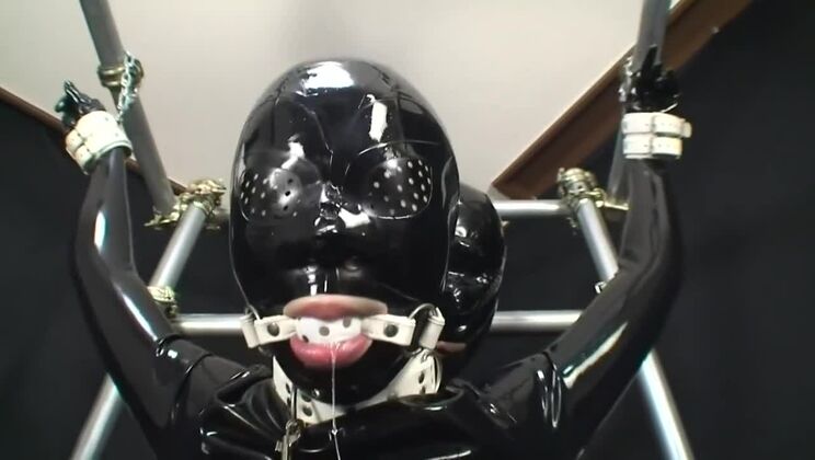 Miraidouga - Fesselspiel mit Gummipaar und Eisenrohr