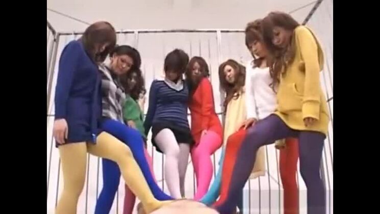 Typ bekommt heißen Gruppen-Blowjob Teil 3