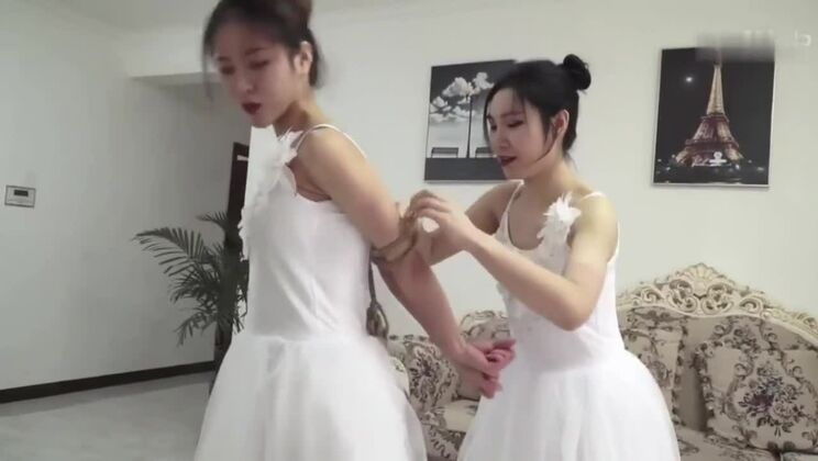 Chinesische Tänzerin trainiert Bondage